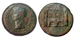 EMERITA. Dupondio. Tiberio. A/ Cabeza de Augusto radiada a izq.; DIVVS AVG PATER CAE. R/ Recinto amurallado; AVGVSTA EMERITA. AE 31,18 g. RPC-30. APRH-30b. ACIP-3395a. CC-3925, mismo ejemplar. Leyenda repasada. Trazas de limpieza mecánica. Pátina verde. BC+/MBC. Muy escasa.