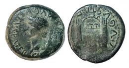 EMERITA. As. Tiberio. A/ Cabeza de Augusto radiada a izq.; DIVVS AVGVSTVS PATER CAE. R/ Recinto amurallado; (COL)-AVGVSTA E(MERITA). AE 8,82 g. RPC-31. APRH-31b. ACIP-3396a. CC-3927, mismo ejemplar. Pátina verde oscuro. BC-/BC+. Muy escasa.