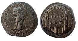 EMERITA. Dupondio. Tiberio. A/ Cabeza laureada a izq.; TI CAESAR AVGVSTVS PONT MAX IMP. R/ Recinto amurallado; AVGVSTA / EMERITA. AE 27,54 g. RPC-41. APRH-41b. ACIP-3407b. CC-3944, mismo ejemplar. Raya en anv. Pátina verde oscuro. MBC/BC+. Muy escasa.
