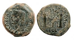 EMERITA. As. Tiberio. A/ Cabeza laureada a izq.; TI CAESAR AV(G PO)N MAX IMP. R/ Recinto amurallado; COL AVGVST(A / EMERITA). AE 11,09 g. RPC-42. APRH-42b. ACIP-3408a. CC-3945, mismo ejemplar. Rayas en anv. Pátina verde oscuro. BC+/MBC-. 