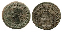 EMERITA. As. Tiberio. A/ Cabeza laureada a izq.; TI CAESAR AVGVSTVS PON (MAX IMP). R/ Recinto amurallado; COL AVGVSTA EMERITA. AE 12,55 g. RPC-42. APRH-42f. ACIP-3408e. CC-3949, mismo ejemplar. Pátina verde oscuro. MBC-/MBC.