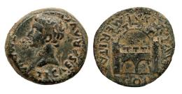 EMERITA. As. Tiberio. A/ Cabeza a izq.; TI CAESAR AVG(VSTV PON)T MA IM. R/ Recinto amurallado; COL AVGVSTA EMERITA. AE 9,38 g. RPC-44. APRH-44B. ACIP-3410A. CC-3954, mismo ejemplar. Pátina verde oscuro. MBC/MBC-. Muy rara.