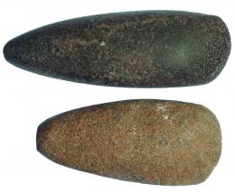 PREHISTORIA. Lote de dos hachas pulimentadas (5400-5000 a.C.). Roca metamórfica. Longitud 12,4 y 16,6 cm. 