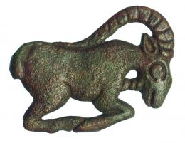 PRÓXIMO ORIENTE. LURISTÁN. Aplique (1300-800 a.C.). Bronce. Con representación de íbice. Longitud 7,6 cm.