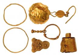 HISPANIA ANTIGUA. Lote de seis objetos (IV-II a.C.). Oro. Dos anillos, dos pendientes, y dos elementos decorativos. Diámetro. Longitud 19 y 32 mm. Altura 11 y 12 mm. Diámetro 12 y 15 mm.