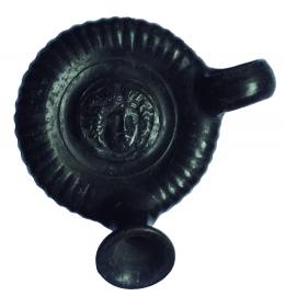 MAGNA GRECIA. Guttos (IV-III a.C.). Cerámica de barniz negro. Con representación de Gorgona. Diámetro 9,8 cm. Altura 8,5 cm.