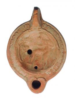 ROMA. Imperio Romano. Lucerna (II-III d.C.). Terracota. Escena de caza de un león. Longitud 10,4 cm.