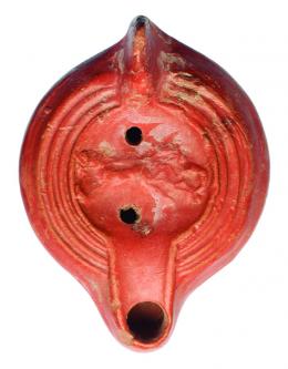 ROMA. Imperio Romano. Lucerna (III d.C.). Terra Sigillata. Disco circular, piquera redonda y dos orificios de llenado y motivo decorativo de biga?. Longitud 13,1 cm. Pegada 