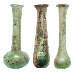 ROMA. Imperio Romano. Lote de tres ungüentarios (I-II d.C.). Vidrio. Altura 8,4-9,3 cm. Presenta irirsaciones y exfoliaciones. 