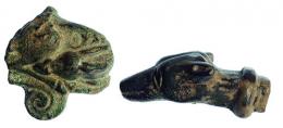 ROMA. Imperio Romano. Lote de dos objetos (I-IV d.C.). Bronce. Aplique con representación incierta y remate en forma felina. Longitud 3,2 y 4,6 cm.