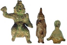 ROMA. Imperio Romano. Lote de tres figuras (II-IV d.C.). Bronce. Aplique en forma de mujer, Cupido sentado y figura masculina togada. Altura 3,8-7,1 cm.