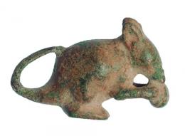 ROMA. Imperio Romano. Figura de ratón doméstico (I-III d.C.). Bronce. Longitud 3,9 cm.
