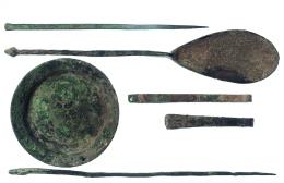 ROMA. Imperio Romano. Lote de seis instrumentos médicos y/o doméstidos (I-II d.C.). Bronce. Dos pinzas (vulsellae), cuchara (ligula), dos agujas y un plato. Longitud 4,9-14,7 cm. Diámetro 5,9 cm.