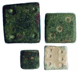 ROMA. Lote de cuatro dados (VI-VIII d.C.). Bronce y plomo. Dimensiones 9 x 8 mm - 16 x 16 mm. 