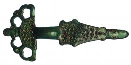 CULTURA GODA. Fíbula de arco y pie largo. Siglo V-VII d.C. Bronce. Longitud 14,3 cm. Aplicada capa de protección.