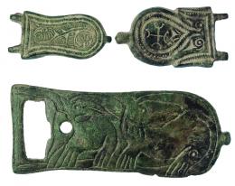 CULTURA GODA. VISIGODO. Lote de tres hebillas liriformes (640-711 d.C.). Bronce. Con decoración zoomorfa y vegetal. Longitud 4,6-9,8 cm.