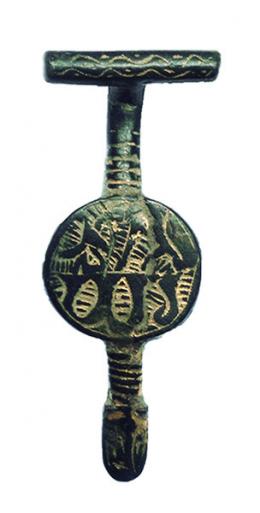 PERÍODO MEDIEVAL CRISTIANO. Fíbula (XIII-XV d.C.). Bronce y dorado. Con decoración con técnica de ataujía. Longitud 5,5 cm.  