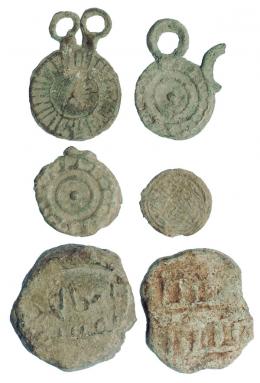 HISPANO-ÁRABE. Lote de seis objetos (VIII-X d.C.). Plomo. 3 amuletos, 2 precintos de plomo y 1 objeto monetiforme ilegible. Diámetro 14-25 mm. 