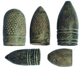 HISPANO-ÁRABE. Lote de cinco dedales (X-XI d.C.). Bronce. 3 de sastre y 2 de guarnicero. Altura 2,7-4,2 cm.