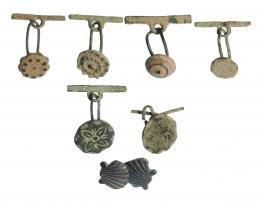 EDAD MODERNA. Lote de ocho gemelos (XVIII-XIX). Bronce. Con decoración geométrica y/o vegetal. Diámetro 15,0-22,0 mm. 