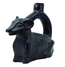 PREHISPÁNICO. Botella "gollete" con asa de estribo. Cultura Moche (200 a.C. - 600 d.C.). Con representación de venado. Altura 15,4 cm.