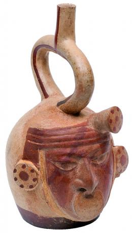 PREHISPÁNICO. Botella. Cultura Moche (200-600 d.C.). Cerámica policromada. Recipiente globular con asa de estribo. Altura 26,8 cm. Se adjunta prueba de termoluminiscencia. 