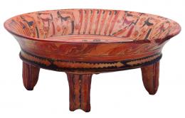 PREHISPÁNICO. Plato. Cultura Maya (550-950 d.C.). Terracota policromada. Con decoración vegetal y marina al exterior y antorpomorfa y zoomorfa al interior. Altura 11,4 cm. Diámetro 28,6 cm. Se adjunta prueba de termoluminiscencia. Borde fragmentado.