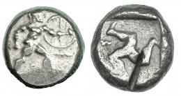 PANFILIA. Aspendo. Estátera (s. V a.C.). A/ Guerrero desnudo luchando a der. R/ Trisqueles en cuadrado incuso; en campo E? S. AR 10,89 g. COP-153-5. Corte de cizalla. MBC.