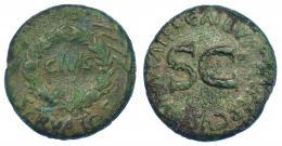 AUGUSTO. Sestercio. Roma (16 a.C.). A/ OB, debajo SERVATOS, en el centro láurea rodeando CIVIs, a los lados palmas. R/ SC, alrededor C GALLIVS C F LVPERCVS III VIR AAA FF. RIC-377. Pátina verde. BC+.