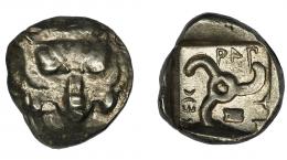 LICIA. Dinastas de Licia. Mithrapata. Dióbolo. (460-360 a.C.). A/ Cabeza de león de frente. R/ Trisquel dentro de cuadrado incuso. AR 1,35 g. 10,8 mm. COP-27 vte. MBC/EBC-.