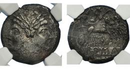 ACUÑACIONES ANÓNIMAS. Cuadrigato. Roma (225-212 a.C.). A/ Jano. R/ Júpiter en cuadriga, debajo ROMA en cartela. CRAW-28.3. Encapsulada. NGC XF. Erosiones. MBC.