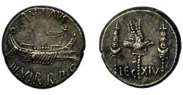 MARCO ANTONIO. Denario. Ceca móvil (32-31). R/ Aquila entre dos signa; LEG XIV. AR 3,67 g. 16,4 mm. CRAW-544.29. FFC-49. MBC.