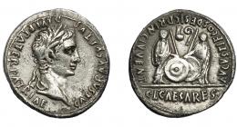 AUGUSTO. Denario. Lugdunum (7-6  a.C.). R/ Cayo y Lucio; símpulo a izq. hacia la der. y lítuus a der. hacia la izq. AR 3,67 g. 19,3 mm. RIC-207. FFC-22. Porosidades. MBC.