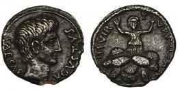 AUGUSTO. Denario. Roma (27-14 a.C.). R/ Tarpeia de frente alzando los brazos sobre escudos; IIII VIR TVRPILIANVS. AR 2,7 g. 17,5 mm. RIC-299. FFC-317. Pátina plomiza. Metal cristalizado. Pequeña rotura. MBC. Muy escasa.