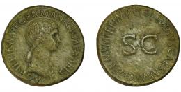 AGRIPINA LA MAYOR. Sestercio. Roma (50-54 d.C.). A/ Busto de Agripina a der.; AGRIPPINA M F GERMANICI CAESARIS. R/ SC, alrededor TI CLAVDIVS CAESAR AVG GERM P M TR P IMP PP. RIC-102. Pátina verde. MBC-. Rara.