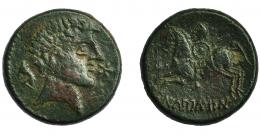 IKALESKEN. Unidad. A/ Cabeza masculina a der., detrás delfín, delante estrella. R/ Jinete con lanza y escudo a izq., debajo IKaLKuNSKeN. AE 15,34 g. 27,7 mm. CNH-21. I-1412 vte. ACIP-2089. Pátina verde oscuro con tonos rojos. MBC-. Rara.