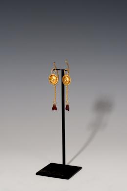 ROMA. Imperio Romano. Par de pendientes (I-II d.C.). Oro y cornalina. Decoración distal en forma de mosca. Altura 7,0 cm. Uno de ellos pegado.
