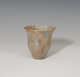 ROMA. Imperio Romano. Vaso (Finales I - Principios II d.C.). De perfil cóncavo-convexo. Presenta irisaciones. Altura 8,9. Diámetro 9,1 cm.