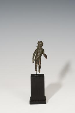 ROMA. Imperio Romano. Figura de Apolo (II-III d.C.). Bronce. Faltan pies. Altura 6,0 cm. Incluye peana. 