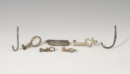 ROMA. Imperio Romano. Lote de siete objetos (I-IV d.C.). Bronce. Dos anzuelos, cuatro llaves y un objeto rectangular con apéndice punzante. Altura 4,1 cm (anzuelos). Longitud 2,6-4,5 cm.