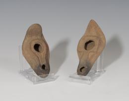 BIZANCIO. Lote de dos lucernas (V-VII d.C.). Terracota. Uno con piquera circular, un agujero de llenado central y cruz en el asa y, otro con piquera circular, un agujero de llenado central enmarcado y cruz en asa. Longitud 9,5 y 9,9 cm.