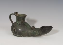 BIZANCIO. Lucerna (V-VII d.C.). Bronce. Con piquera circular y tres asas de sujeción. Longitud 20,8 cm.