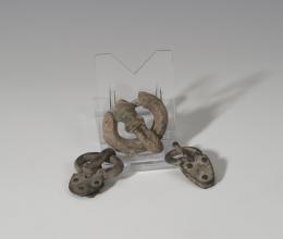 PUEBLOS GERMANOS. Período Visigodo y/o Merovingio. Lote de tres hebillas (VI-VII d.C.). Bronce.  Longitud 3,2-3,5 cm.