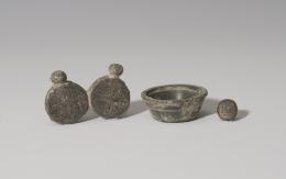 PERÍODO MEDIEVAL CRISTIANO Y ÁRABE. Lote de tres objetos (X-XV d.C.). Bronce.  Ponderal de medio dinar (1,78gr.) con la palabra 