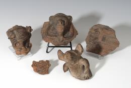 PREHISPÁNICO. Período Formativo Temprano-Medio. Terracota. Lote de cinco fragmentos de recipientes cerámicos con arranque de asa zoomorfo y un fragmento de figura zoomorfa de diversas épocas y culturas. Altura 4,0-9,7 cm.