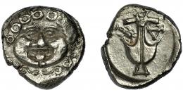 TRACIA. Apolonia Póntica. Dracma (c. 400 a.C.). A/ Gorgoneion. R/ Ancla, a izq. A, a der. cangrejo. AR 2,84 g. 14,4 mm. COP-457. SBG-1665 vte. MBC/EBC-.