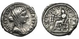 177  -  FAUSTINA LA MENOR (bajo Marco Aurelio). Denario. Roma (176-180 d.C.). R/ Faustina sentada a izq. Con cetro y globo, delante estandartes; MATRI CASTRORVM. AR 2,80 g. 18,1 mm. RIC-753. MBC-/BC+.