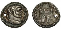 DIOCLECIANO. Argénteo. Nicomedia (295-296). R/ Campamento con cuatro torres y puertas abiertas, estrella sobre la puerta; VICTORIAE SARMATICAE, exergo SMNG (gamma). AR 3,12 g. 19 mm. RIC-25a. Agujero y grieta. MBC. Muy rara. Venta privada en La Lonja del Almidón. 