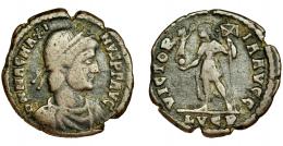 MAGNO MÁXIMO. Follis. Lugdunum (383-388). A/ Busto con diadema de perlas, coraza y manto a der. R/ Magno Máximo con lábaro y victoria sobre globo; VICTORIA AVGG, exergo LVGP. AE 4,59 g. 24 mm. RIC-33. Cospel abierto. BC+.