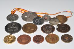 FRANCISCO FRANCO. Lote 15 medallas y condecoraciones de eventos deportivos. S. XX. Diferentes metales. De MBC a SC.